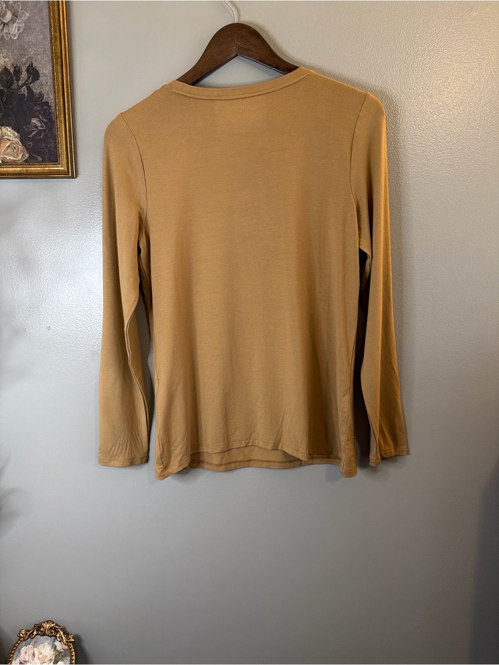 Chico’s Embellished Leopard Stud Long Sleeve Top Camel Gold Size 0 Small - Picture 5 of 7